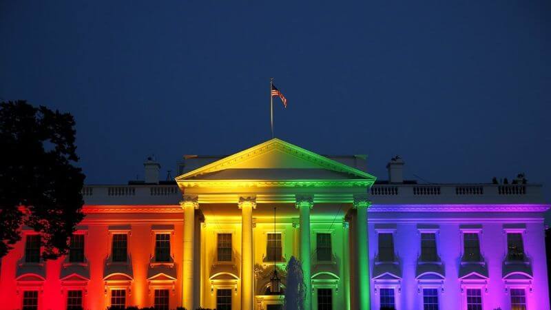 美国白宫亮起彩虹灯